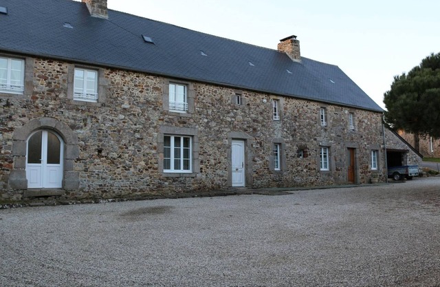 Large stone house with garden and Wi-Fi near the beach