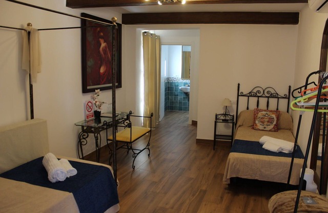 LARGE TWIN ROOM WITH PRIVATE TERRACE