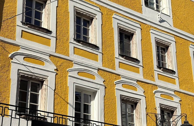 Large vacation apartment with balcony in the middle of the old town with a view of Lake Traunsee