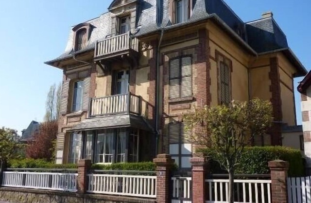 Large villa with garden in Houlgate, sea 2 hours from Paris