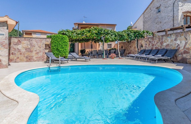 Large Villa with swimming pool near the beach and National Park Brijuni, Fazana