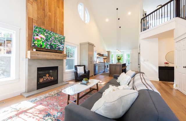 ~LARGE WESTSIDE HOME~ Walk to everything! Welcome to KINGSTON HOUSE