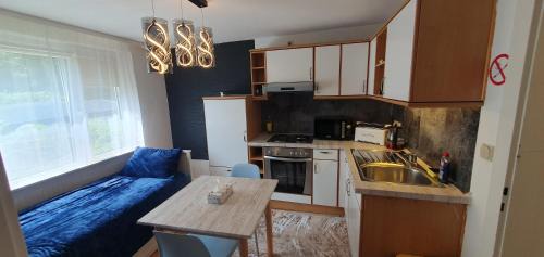 Larisa's Nr 10 mit Parkplatz