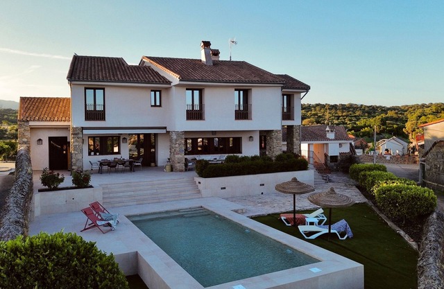 Las Pazuelas, Casa Familiar en el Pueblo