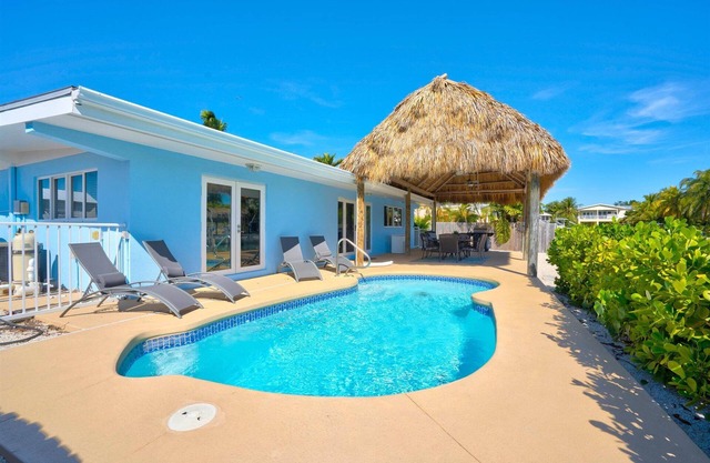 LAST MINUTE SUMMER DEALS! Waterfront Keys Cottage and Outdoor Living!