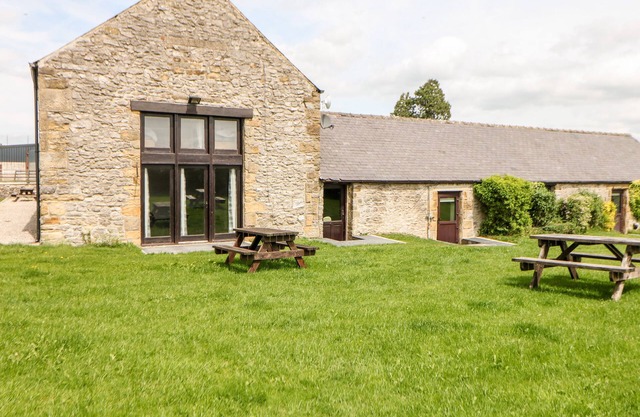 LATHKILL BARN, pet friendly, character holiday cottage in Bakewell