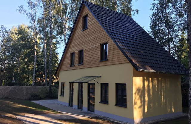 lauch3.de: yellow holiday home by the lake