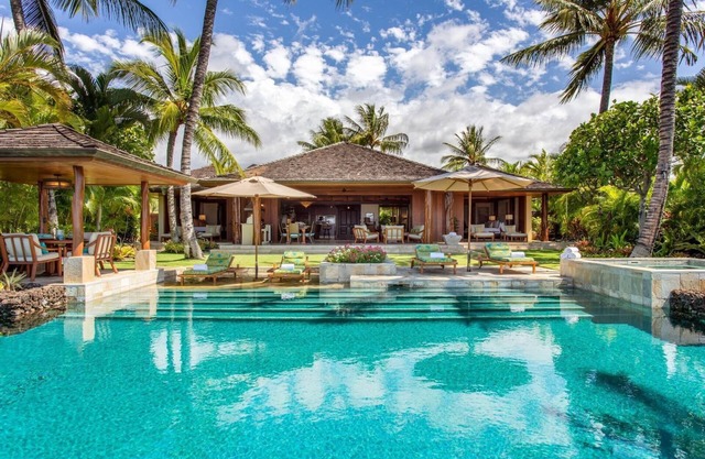 Laueki 8 – Stunning Ocean View | Onsite Staff & Daily Housekeeping