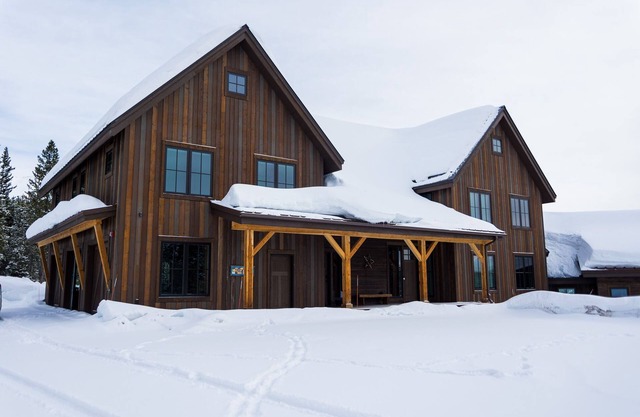 Lavish Estate! Hot Tub, Sauna, Game Room, 15 Min Drive to Resort!