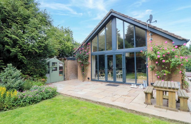 LAWNSWOOD, pet friendly, country holiday cottage in Sherburn