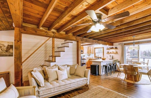 Lazy Lake House. A Superior 3-bedroom Catskills Waterfront Retreat.