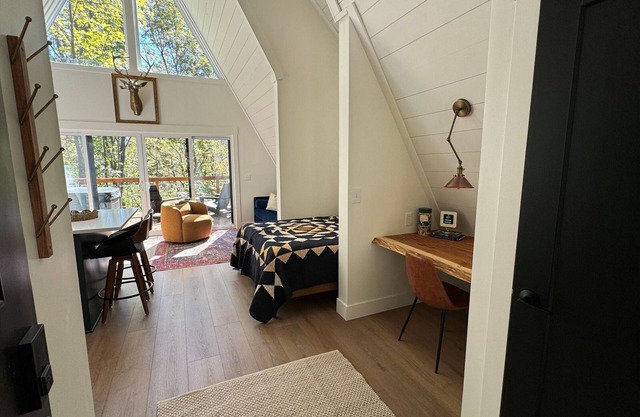 Lazy Lane Cabins - Hickory Hollow
