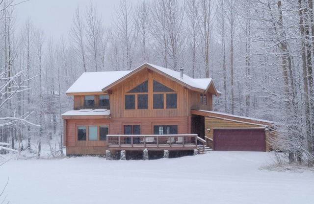 Lazy Mountain View- Spacious log home with mountain views, just north of Palmer