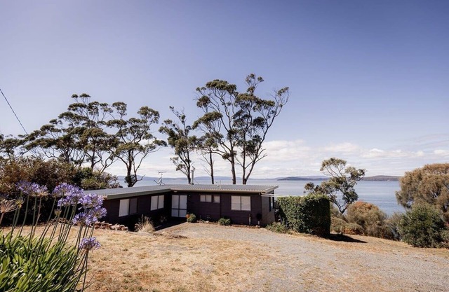 'Lazy Susan's' Waterfront Shack
