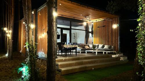 LEŚNY LUZ domek całoroczny w lesie nad jeziorem, duży taras, basen, boisko do siatkówki, kino plenerowe, ognisko i grill