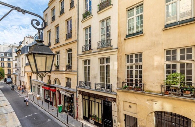 Le Marais: Where Paris Wears Its Soul-A Chic Parisian Hideaway/Triplex+Patio+A/C