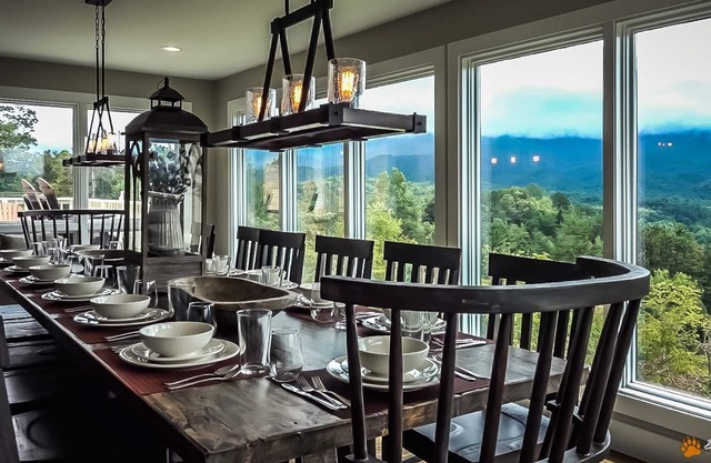 LeConte Mountain Lodge, AWESOME MOUNTAIN VIEWS, 4900+ SQ. FT. WIFI, Hot Tub!