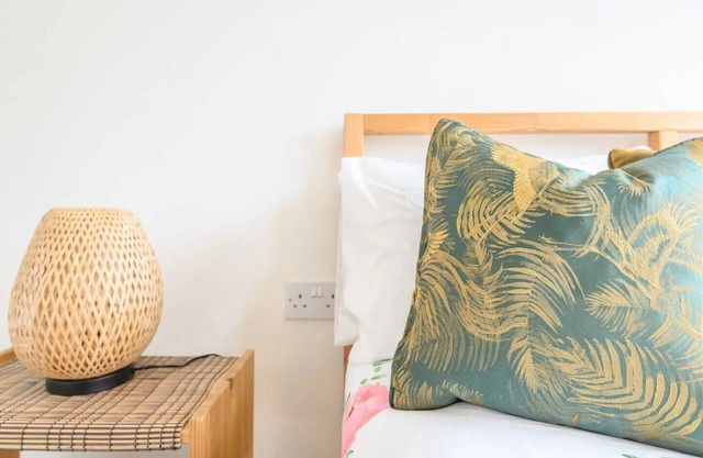 Leeds - Sleeps 4 - Free Parking - Pet Friendly