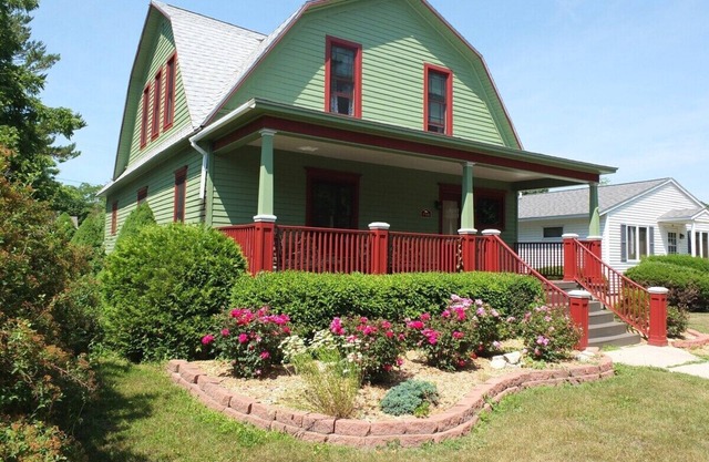 Leelanau Cottage - Gorgeous & Great Location! Walking Distance to Beach and Downtown!
