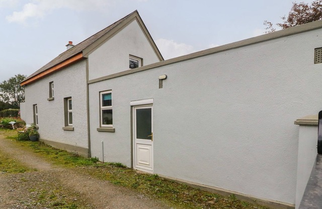 LEHANE'S COTTAGE, pet friendly in Clondrohid, County Cork