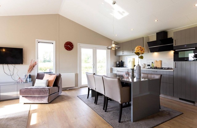 ✓ Leijhoeve at Parc de IJsselhoeve ✓ Holiday home for 5 persons ✓ Located in Nieuwerkerk aan den IJssel (Zuid-Holland) ✓ Holiday park next to the IJssel ✓ Book directly through the park