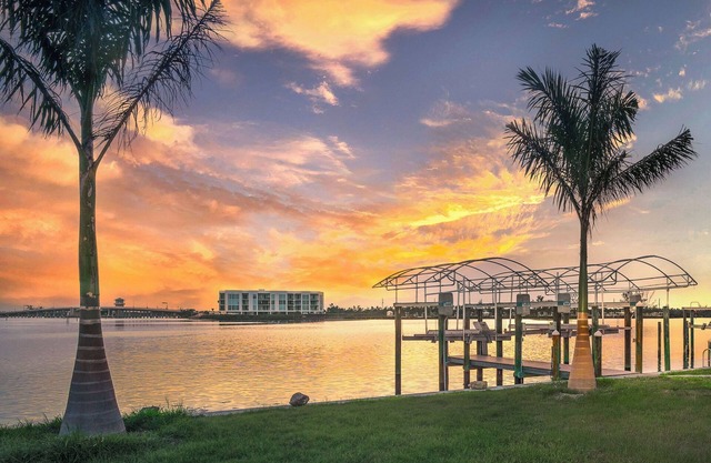 Lemon Bay Retreat-Boat/Jet Ski Hoist!
