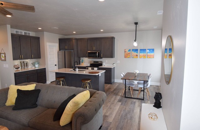 Lemon Sunburst - Family Friendly Property