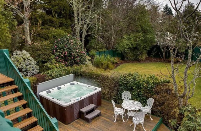 Leo's Place | Spacious Lynmore House with Spa Pool