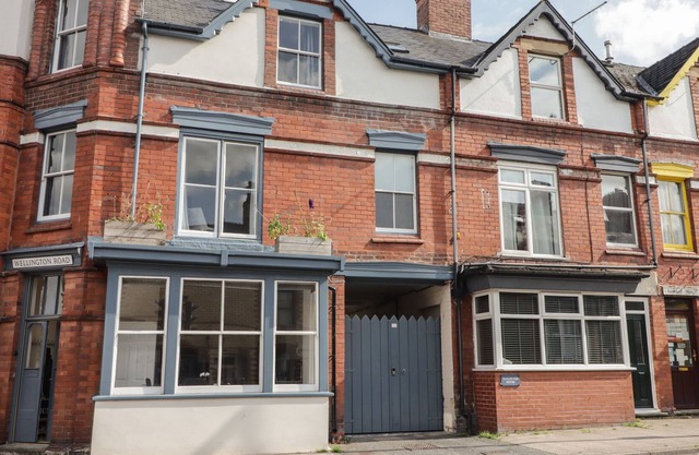 LEOMINSTER HOUSE, pet friendly in Llandrindod Wells