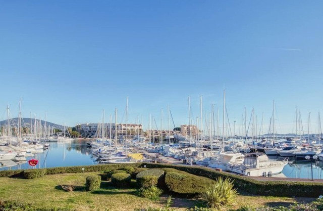 Les Deux voiles by Interhome