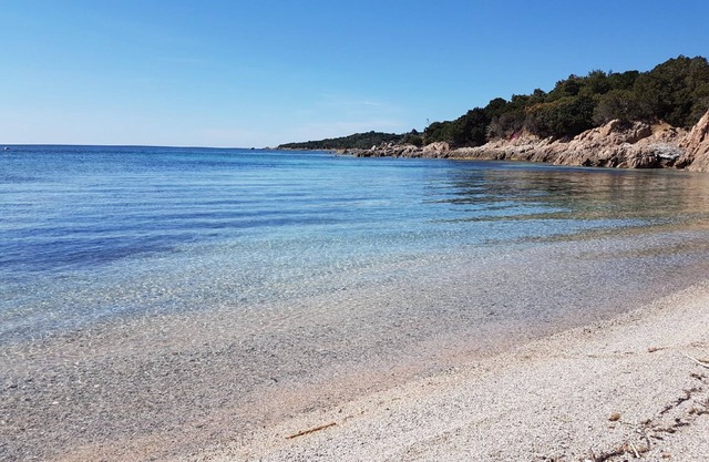 LES PIEDS DANS L'EAU Jacuzzi and beach for 2 to 8 people