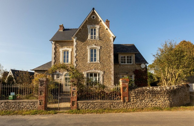 Les Rochettes. Charming 3* villa with large garden.
