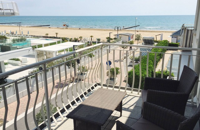 Lido di Jesolo apartment - FACING THE SEA with PRIVATE BEACH (just renovated)