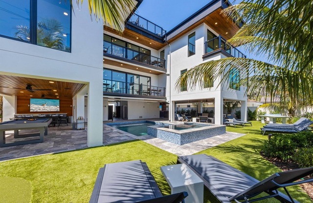 Lido Luxe Estate: Large Rental Steps to the Beach with Pool, Spa, Outdoor Games