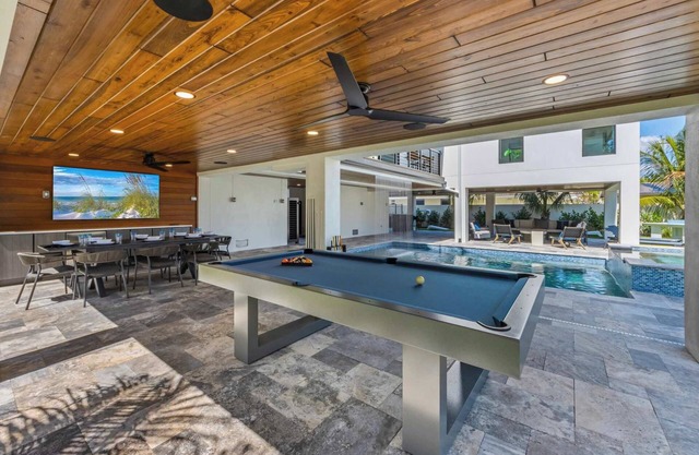 Lido Luxe Estate: Rental with Pool & Rooftop Deck