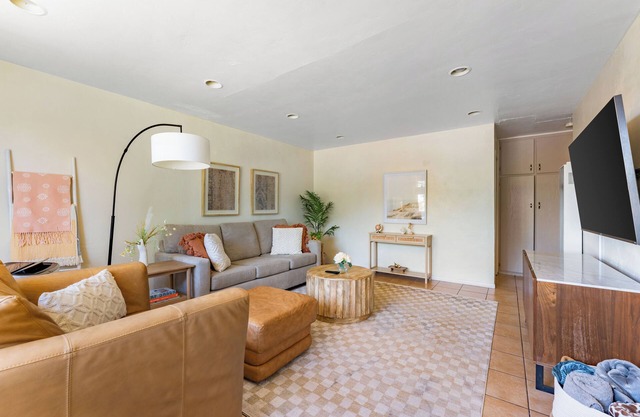 Light & Airy - Fire pit! Close to Downtown, Petco, Little Italy, Zoo, Airport!