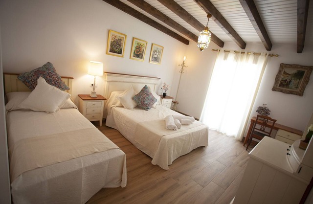 LIGHT BRIGHT TRIPLE ROOM