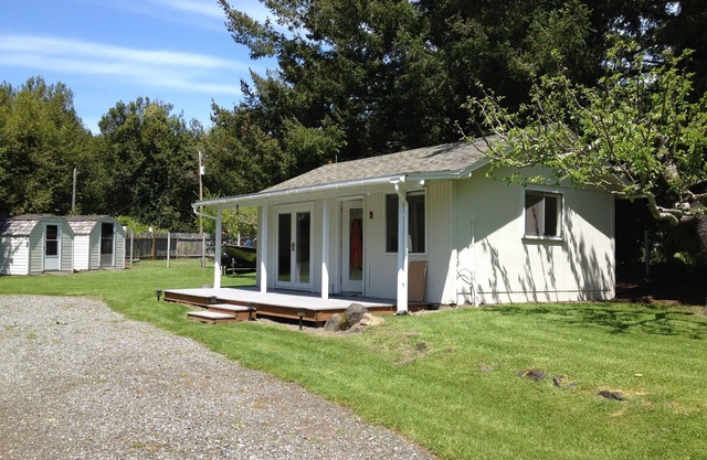 Light, Bright and Cozy with River Views and Access