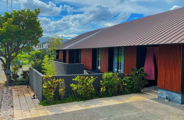 Limited to one pair per day! The entire building is reserved for private use! A luxurious inn designed in a modern Japanese style! You can enjoy your private time in the nature of Amami Oshima with a large projector. ⭐︎