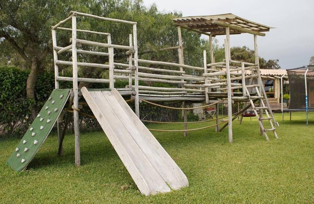 Linda casa de campo con sala de juegos y piscina.