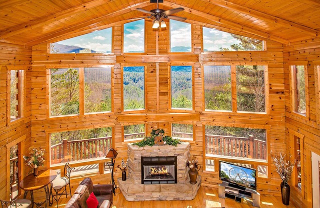 Linger Lodge: Spectacular Views! Hot Tub, Wifi, Outside patio, near Attractions!