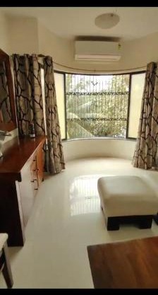 Linking Road Market : 3bhk apt