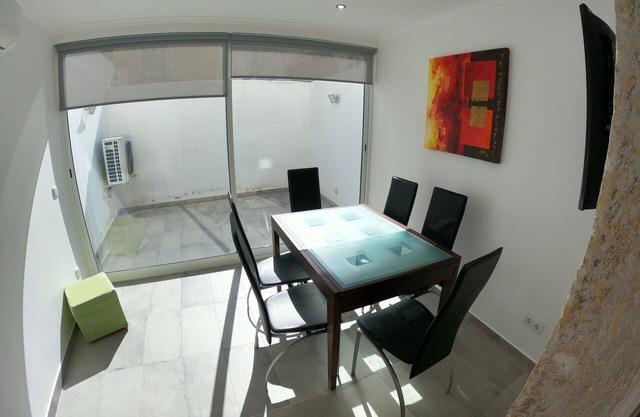 Lisbon, renewed T1 apartment with pateo near Mártires da Pátria, Lisbon