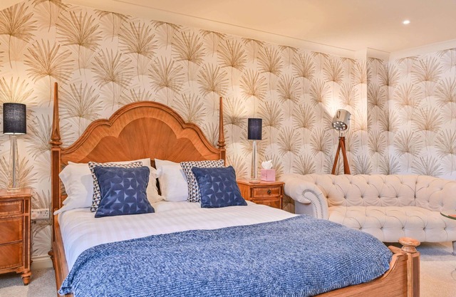 Lisburne Place Luxury Town House - sleeps up to 6 in three bedrooms. Two bathrooms.