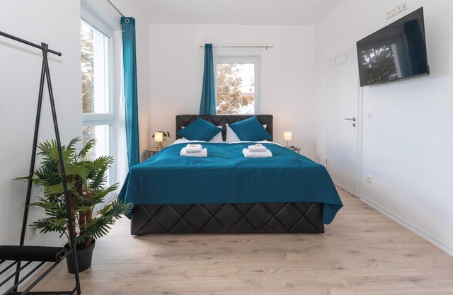 LiT LiVING: Luxus | Box SprIng | Kitchen | Parking