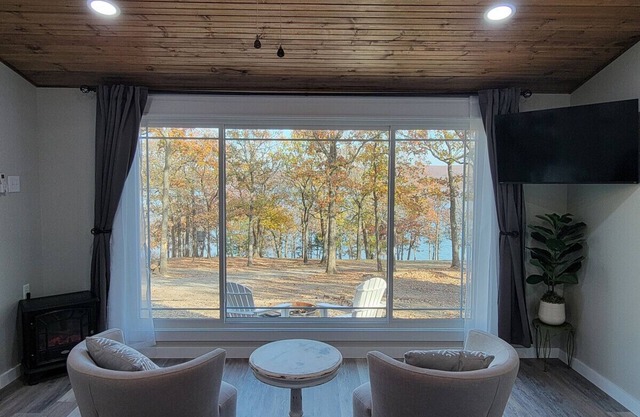 Little Blue, Charming Lakefront!