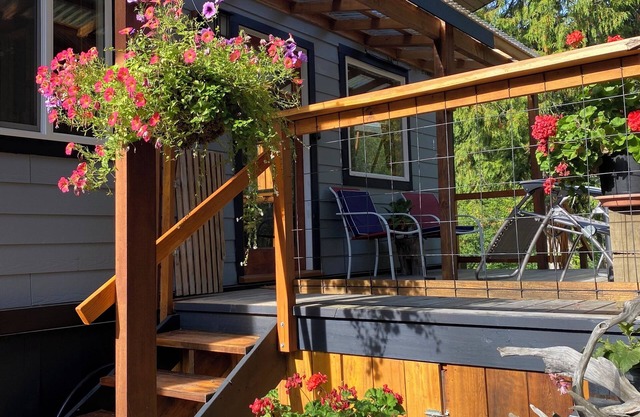 Little Cabin in Middlepoint, nNestled amongst cedars on a private quiet acreage.
