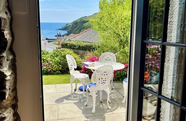 Little Gwyn. 3 min walk to Beach! Gorgeous views out to sea.