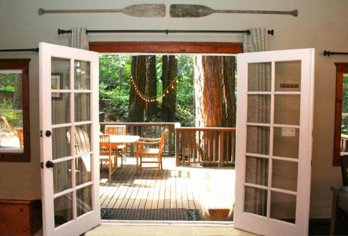 Little Red House Plus! Redwoods! Hot Tub! BBQ Grill! Fast WiFi! Near Golf Course! Dog Friendly!