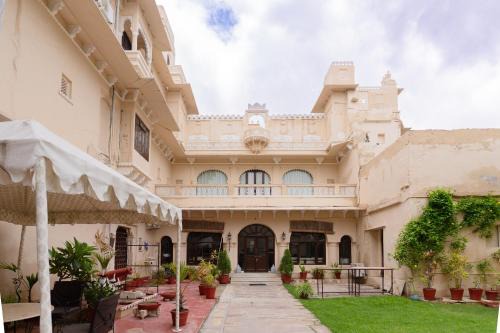 Live Like Royalty 446-Year-Old Stay 7BR -Homeyhuts